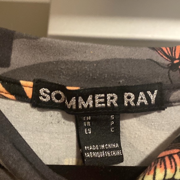 Cute crop top with butterflies - Picture 3 of 3